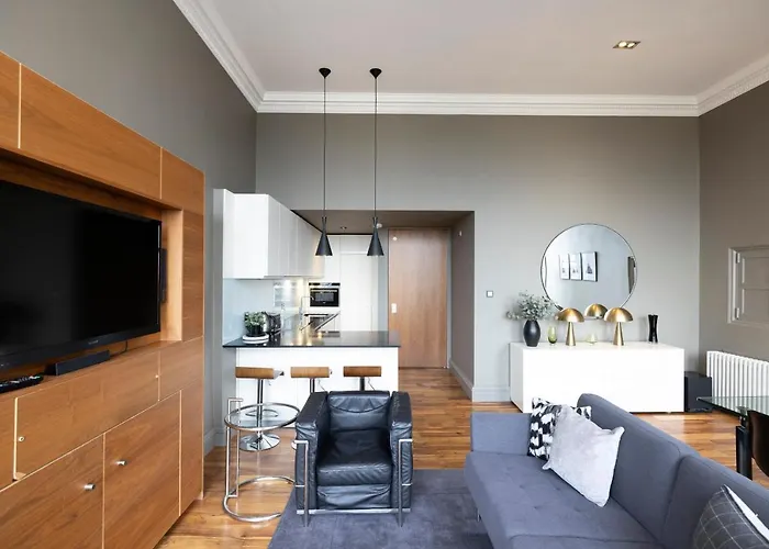 Joivy Chic 2Br Apt With City Views At The Heart Of Old Town