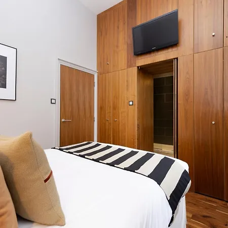 Joivy Chic 2Br Apt With City Views At The Heart Of Old Town Edinburgh Exterior photo