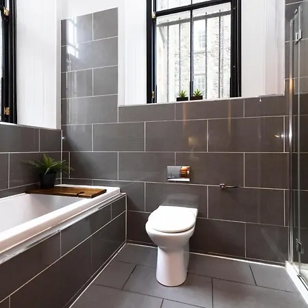Joivy Chic 2Br Apt With City Views At The Heart Of Old Town Edinburgh Exterior photo