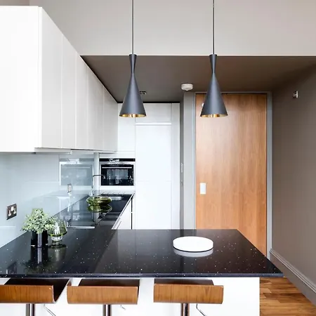 Joivy Chic 2Br Apt With City Views At The Heart Of Old Town Edinburgh Exterior photo