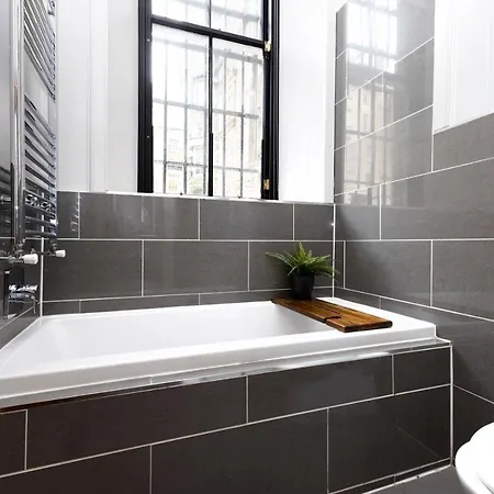 Joivy Chic 2Br Apt With City Views At The Heart Of Old Town Edinburgh Exterior photo