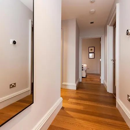 Joivy Chic 2Br Apt With City Views At The Heart Of Old Town Edinburgh Exterior photo