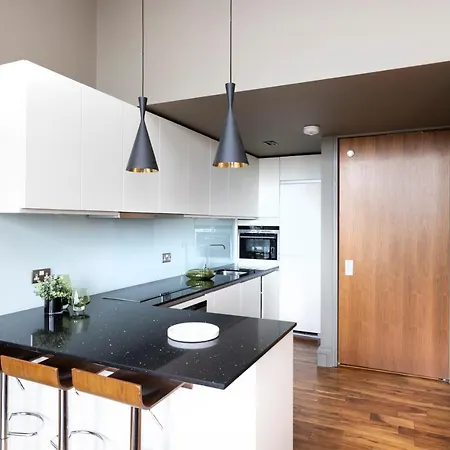 Joivy Chic 2Br Apt With City Views At The Heart Of Old Town Edinburgh Exterior photo