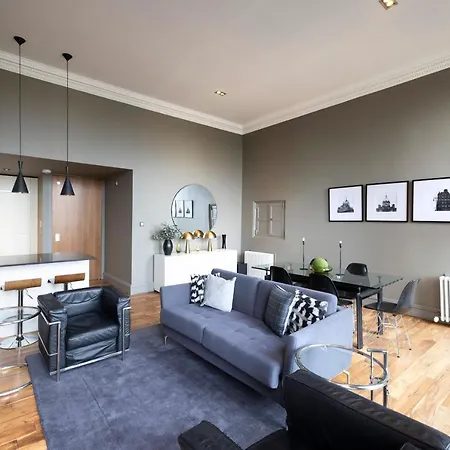 Joivy Chic 2Br Apt With City Views At The Heart Of Old Town Edinburgh Exterior photo
